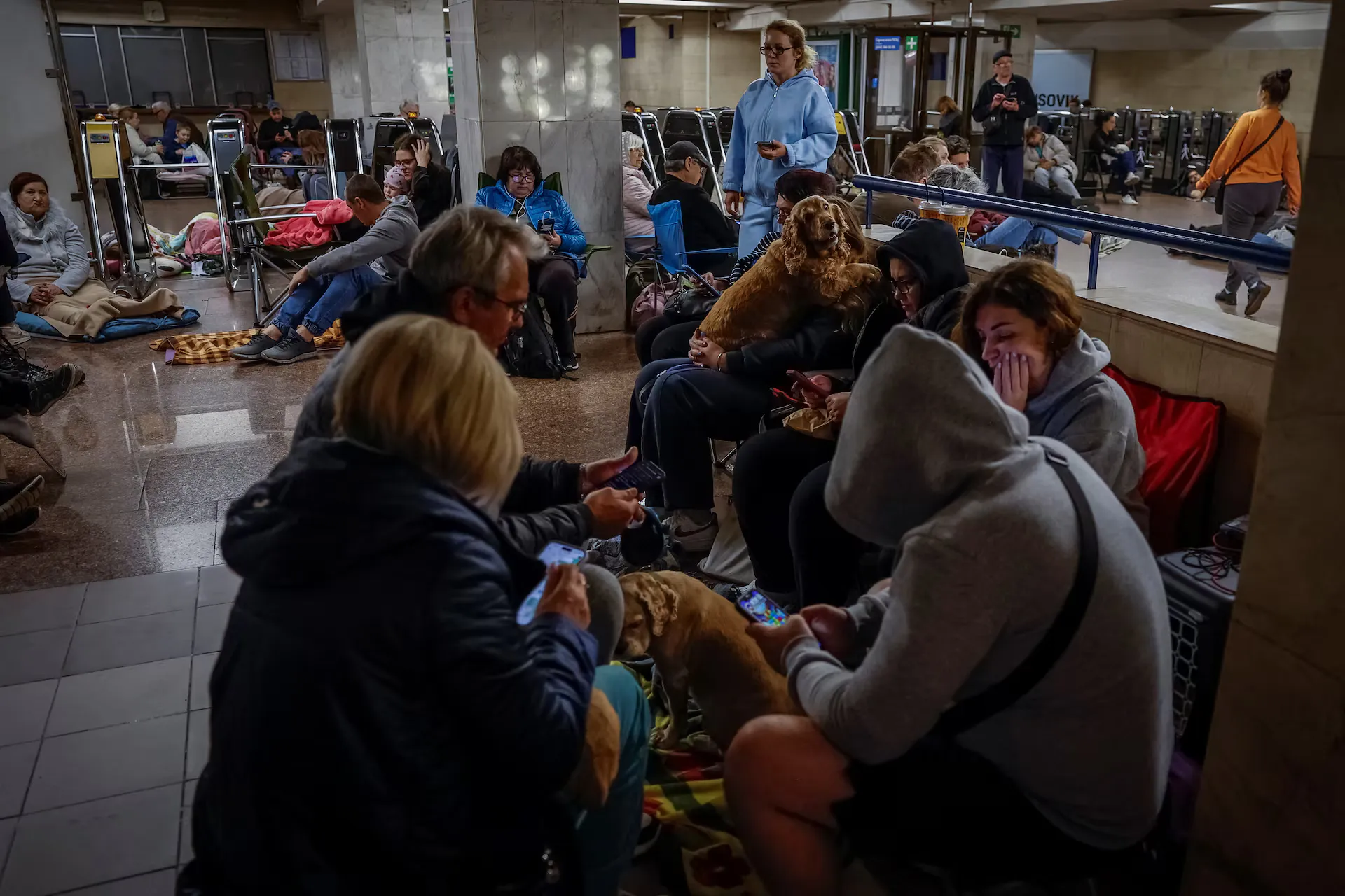 Люди ховаються в метро під час російського військового удару в рамках нападу Росії на Україну, Київ, Україна, 29 червня 2025 року.